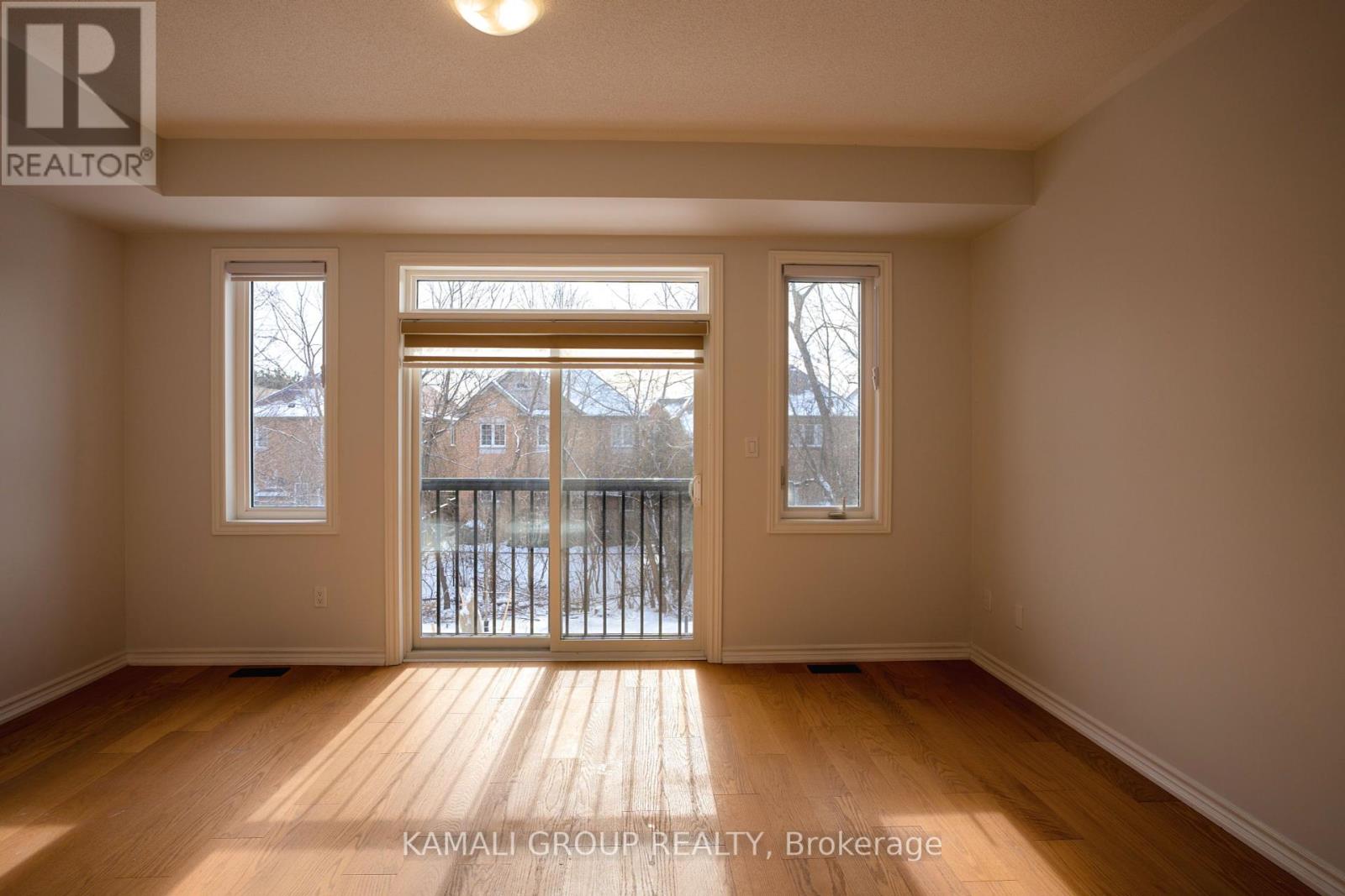 Photo 12 of 51 Ahchie Court, Vaughan ON