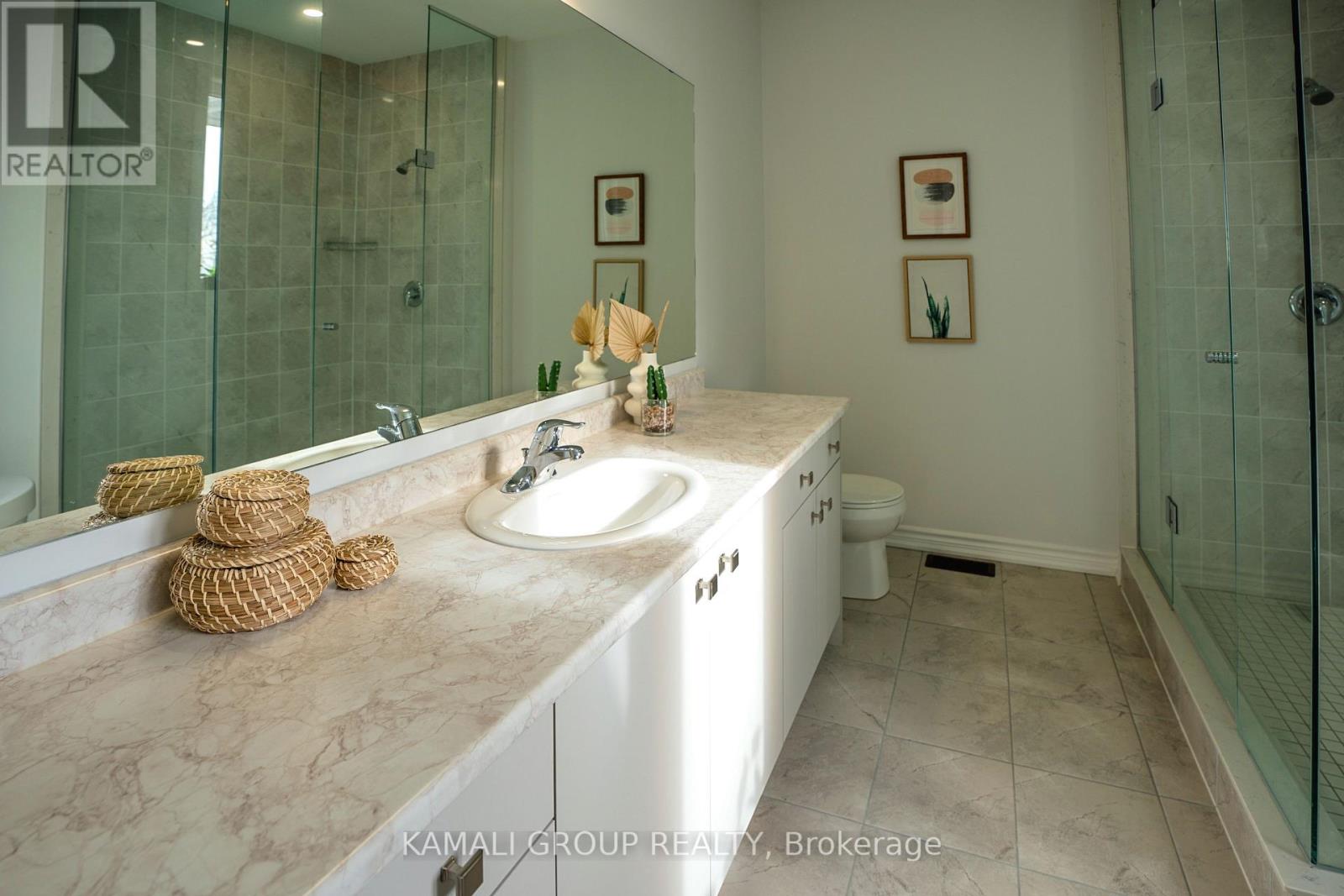 Photo 14 of 51 Ahchie Court, Vaughan ON