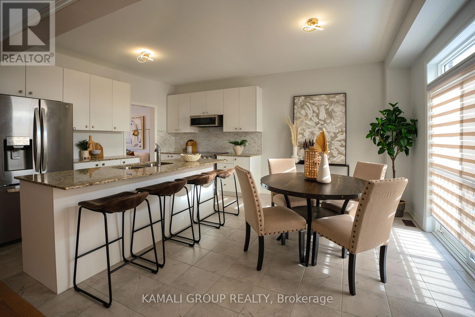 Photo 3 of 51 Ahchie Court, Vaughan ON
