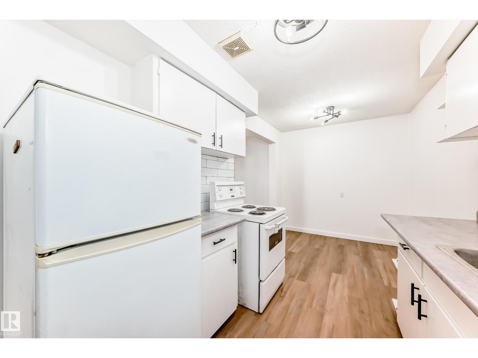 Photo 7 of 16 14225 82 St Nw, Edmonton AB