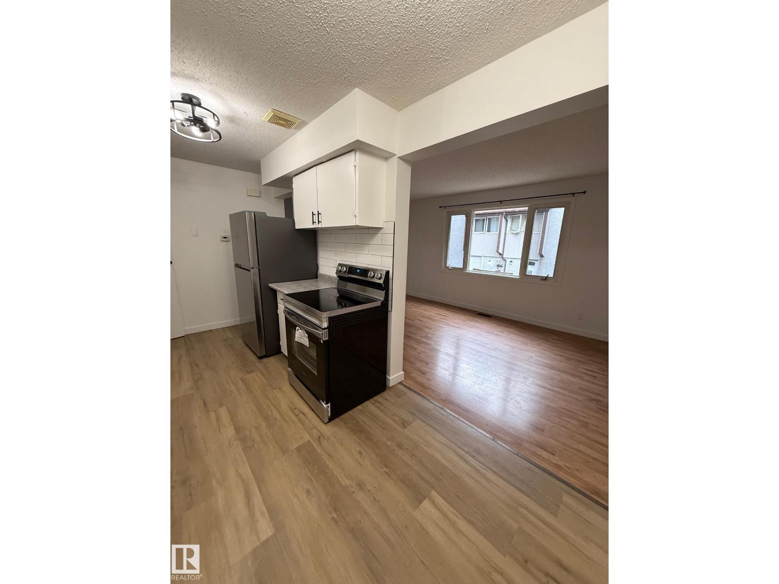 Photo 4 of 16 14225 82 St Nw, Edmonton AB