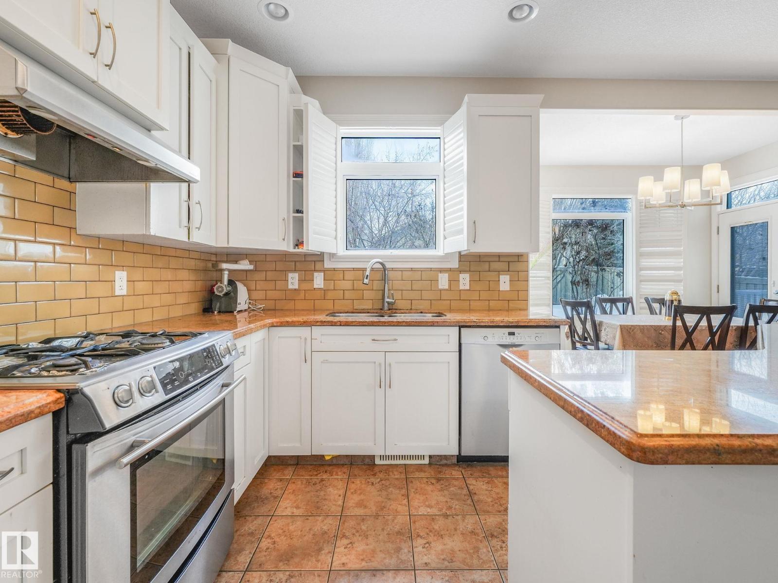 Photo 10 of 1024 Hope Rd Nw, Edmonton AB