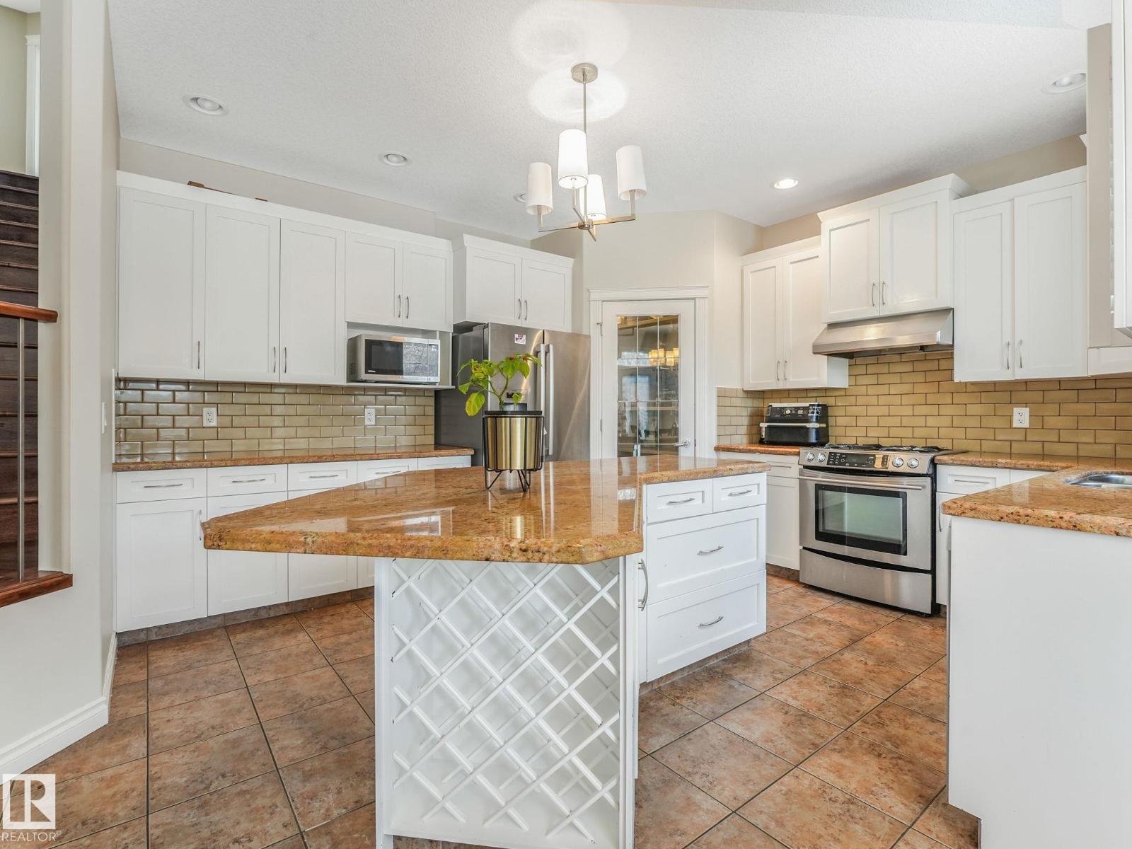 Photo 11 of 1024 Hope Rd Nw, Edmonton AB
