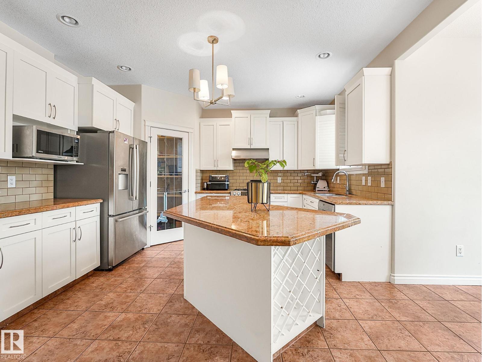 Photo 14 of 1024 Hope Rd Nw, Edmonton AB