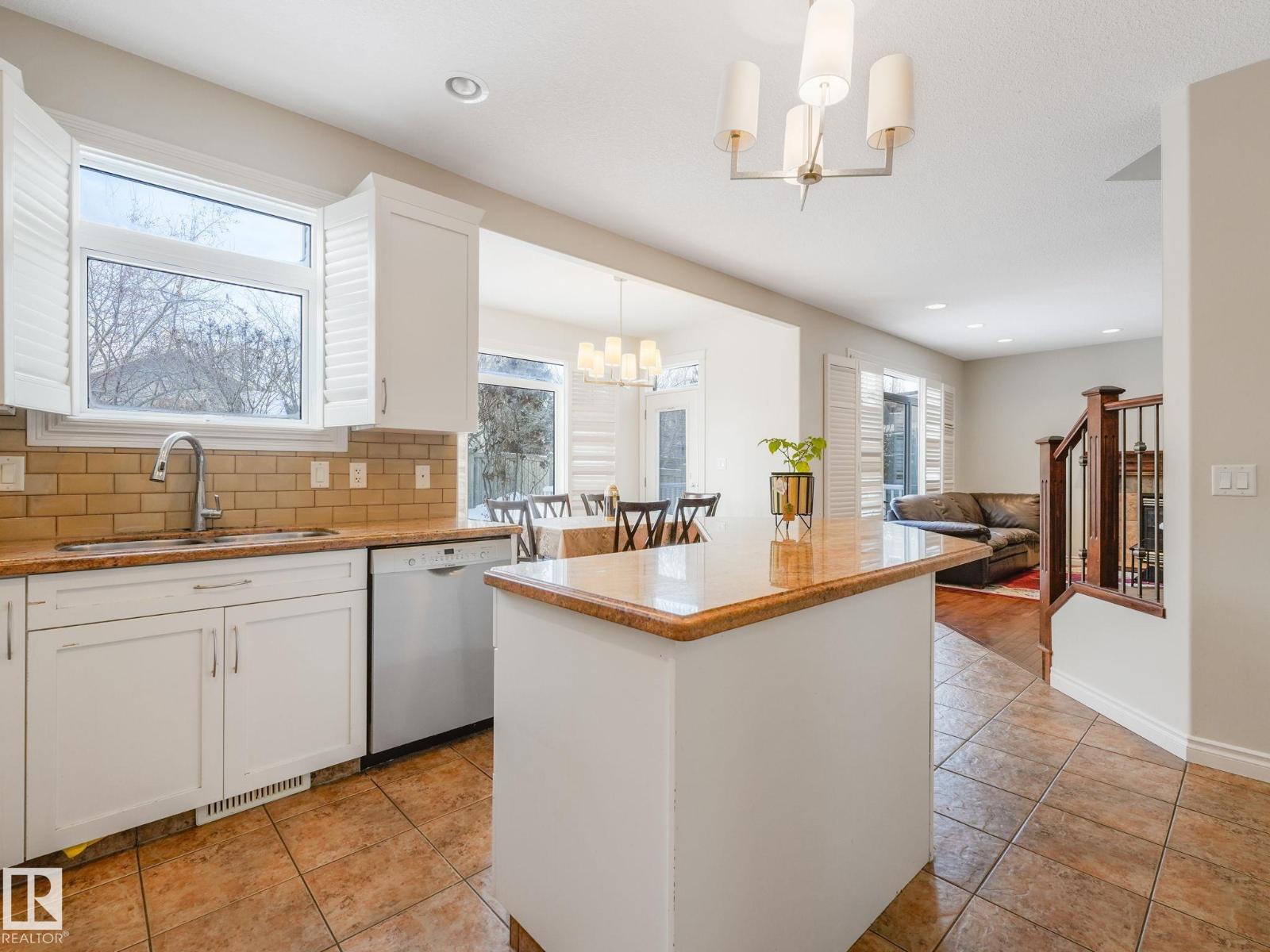 Photo 5 of 1024 Hope Rd Nw, Edmonton AB
