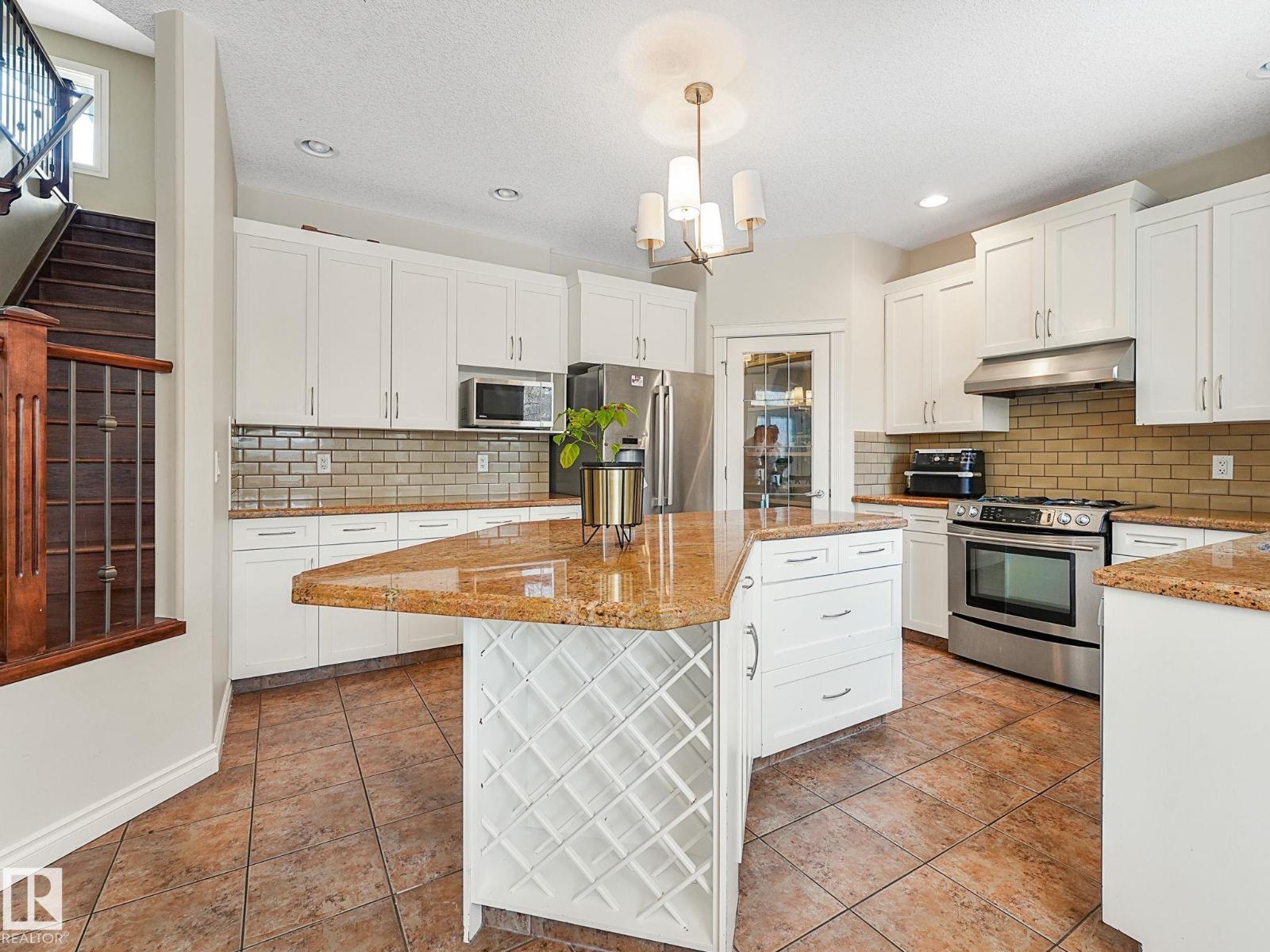Photo 6 of 1024 Hope Rd Nw, Edmonton AB