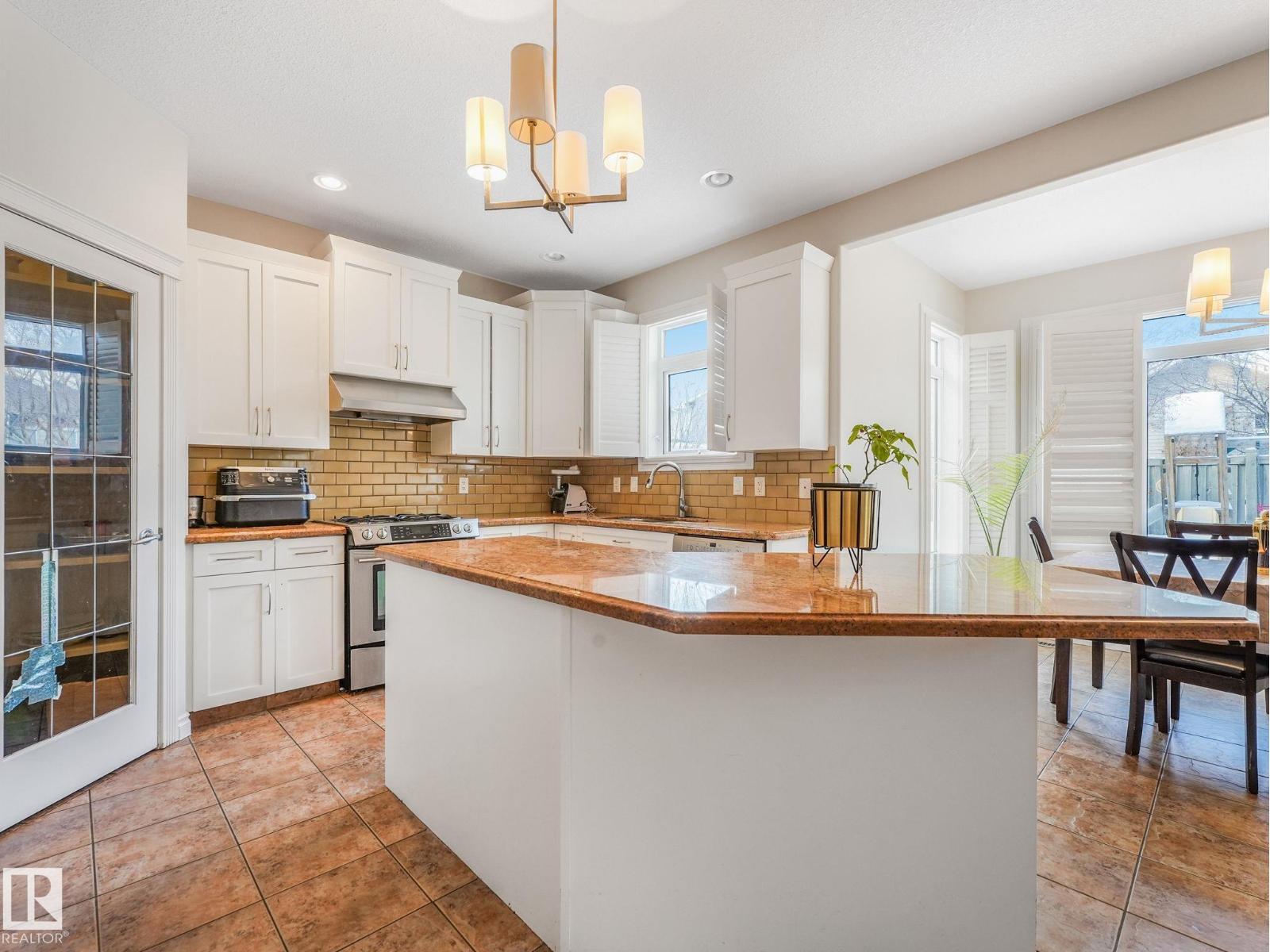 Photo 8 of 1024 Hope Rd Nw, Edmonton AB