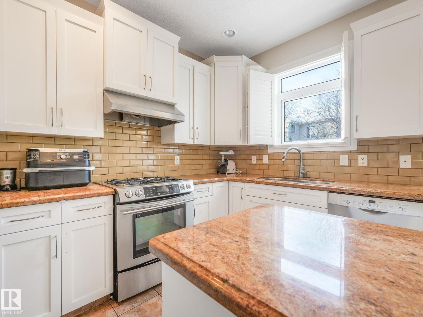 Photo 9 of 1024 Hope Rd Nw, Edmonton AB