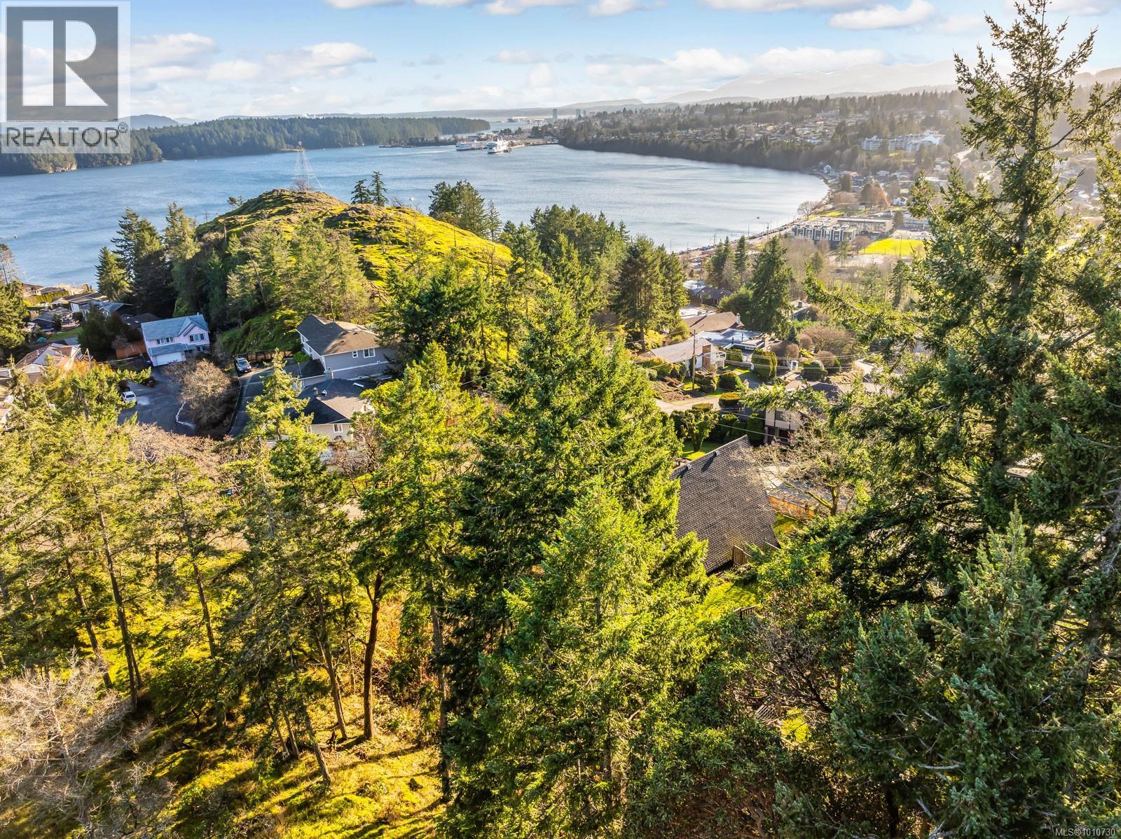 Photo 9 of 3128 Queens Crt, Nanaimo BC