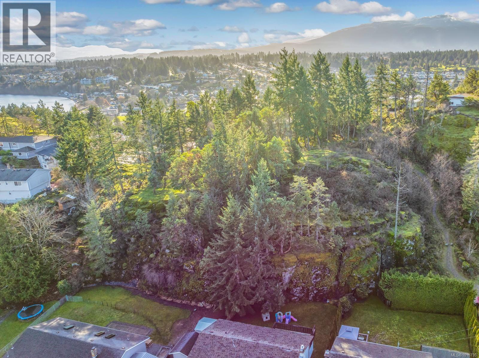 Photo 1 of 3128 Queens Crt, Nanaimo BC