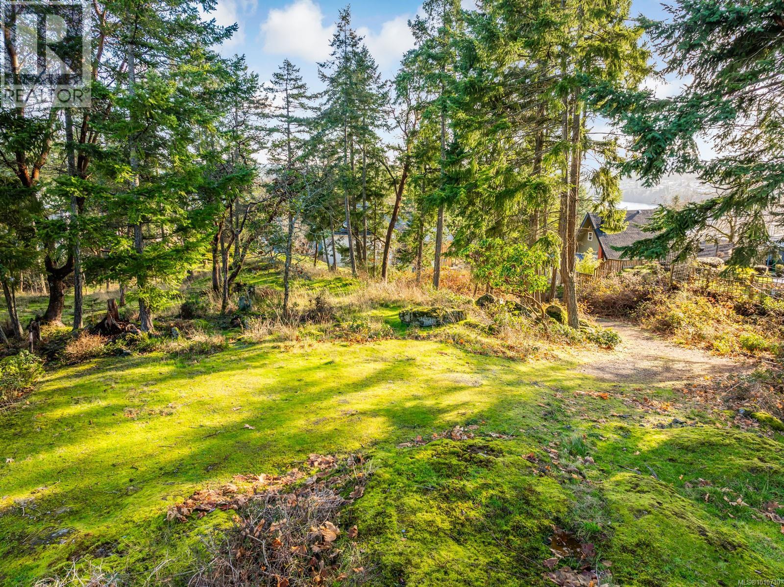 Photo 10 of 3128 Queens Crt, Nanaimo BC