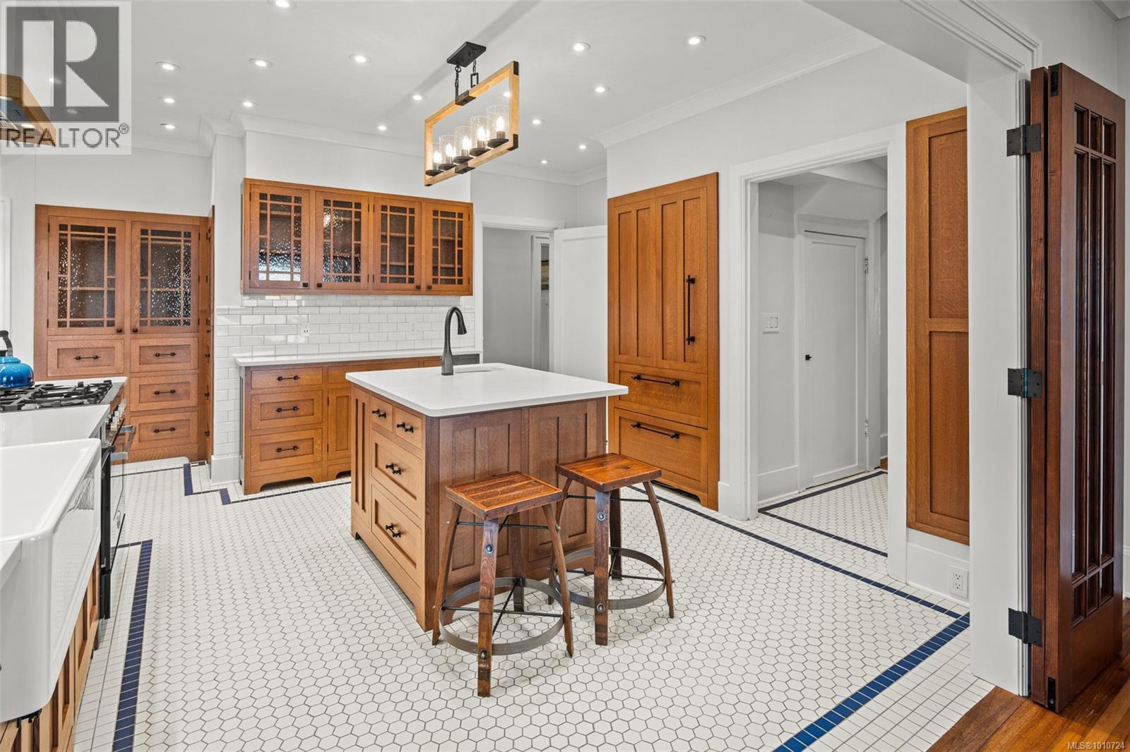  2170 Esplanade, Oak Bay