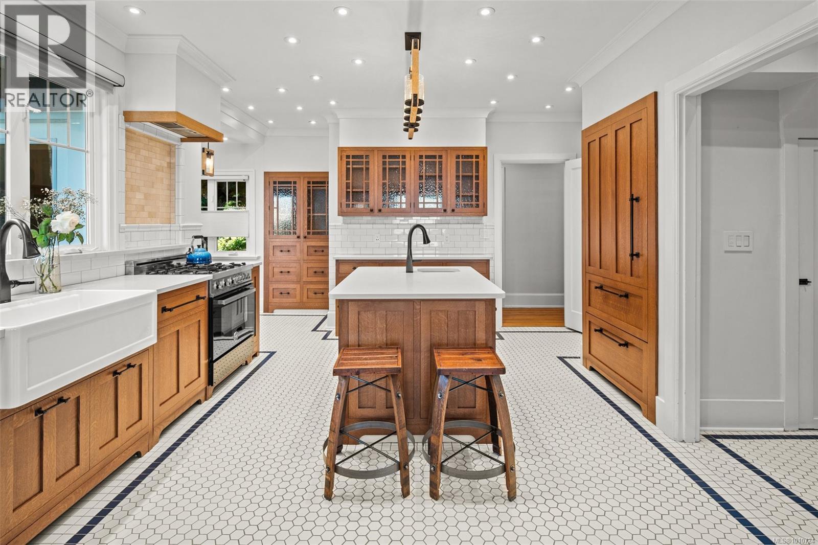  2170 Esplanade, Oak Bay