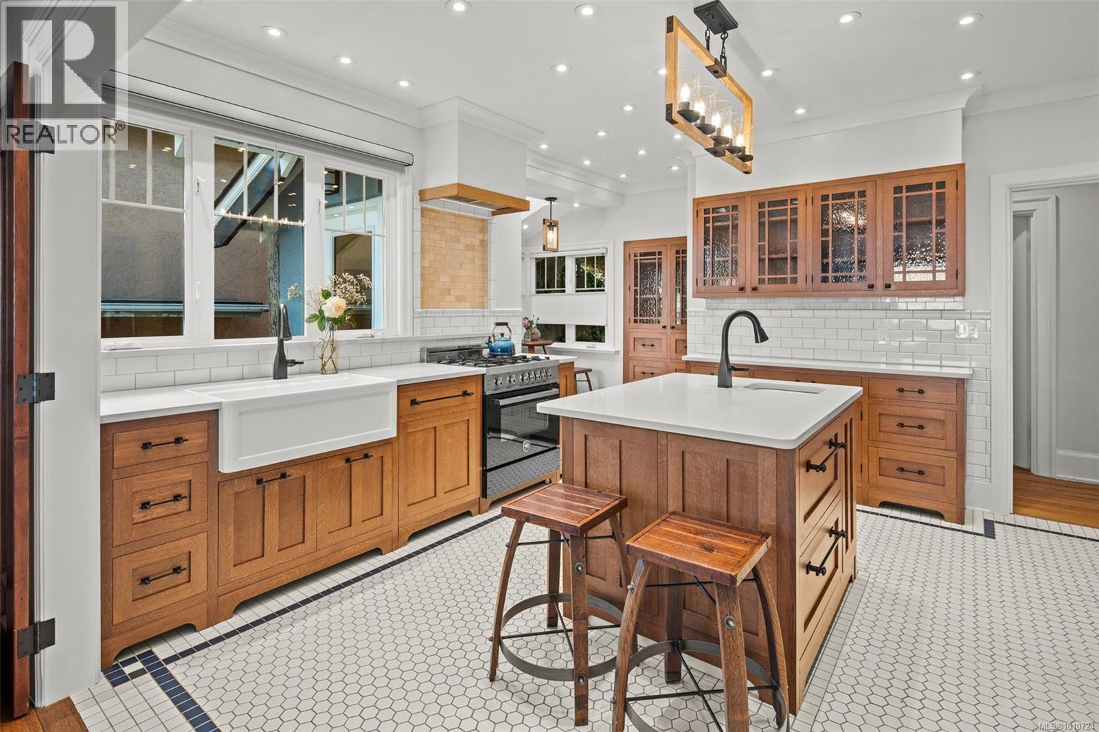  2170 Esplanade, Oak Bay