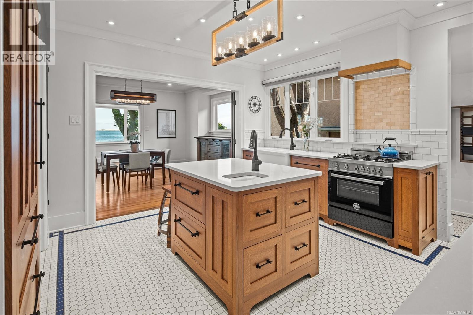  2170 Esplanade, Oak Bay