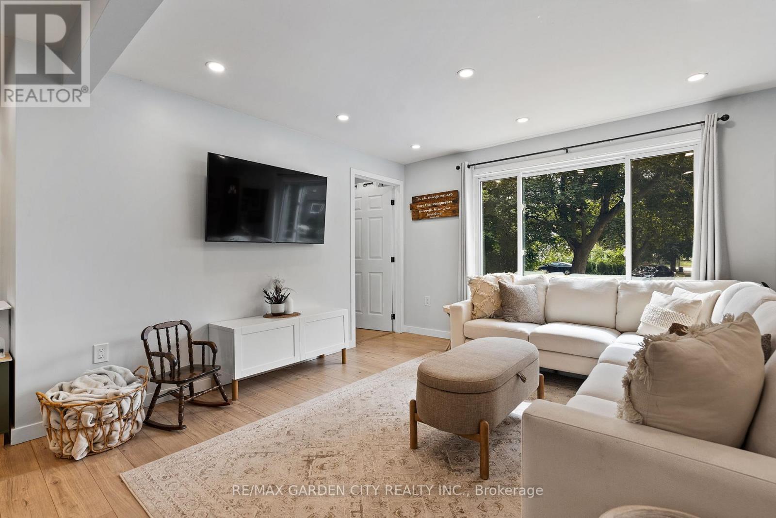 Photo 7 of 10 Belfast Court, St Catharines ON