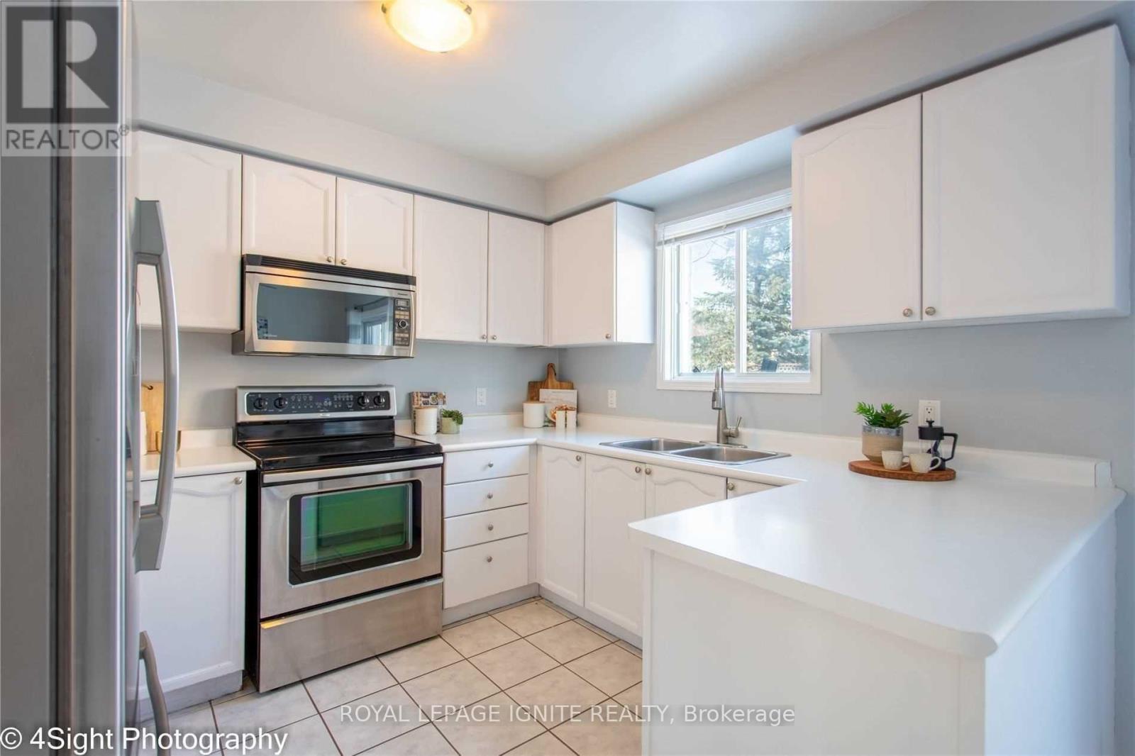 Photo 4 of 10 Bonnycastle Drive, Clarington ON