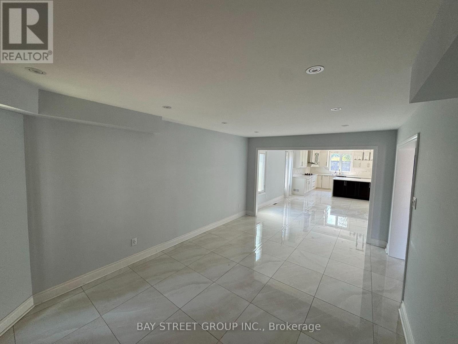 Photo 10 of 138 Valleymede Drive, Richmond Hill ON