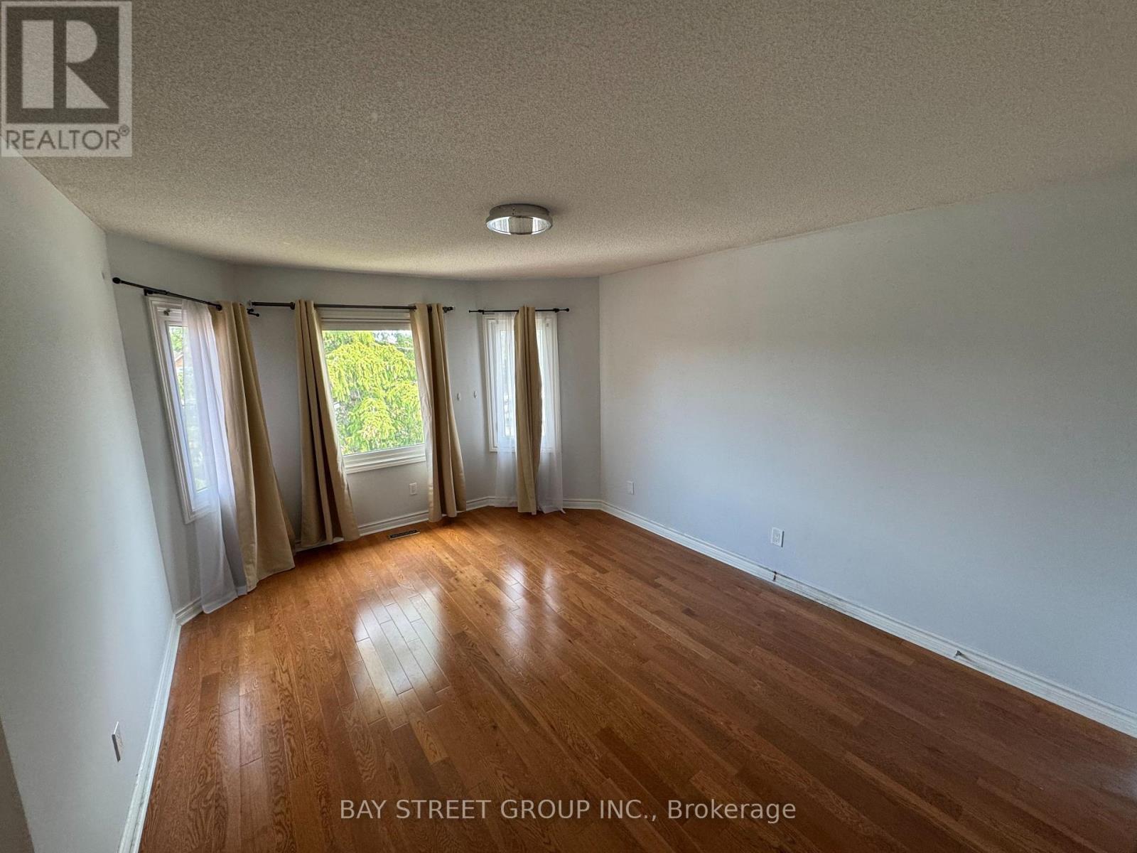 Photo 11 of 138 Valleymede Drive, Richmond Hill ON