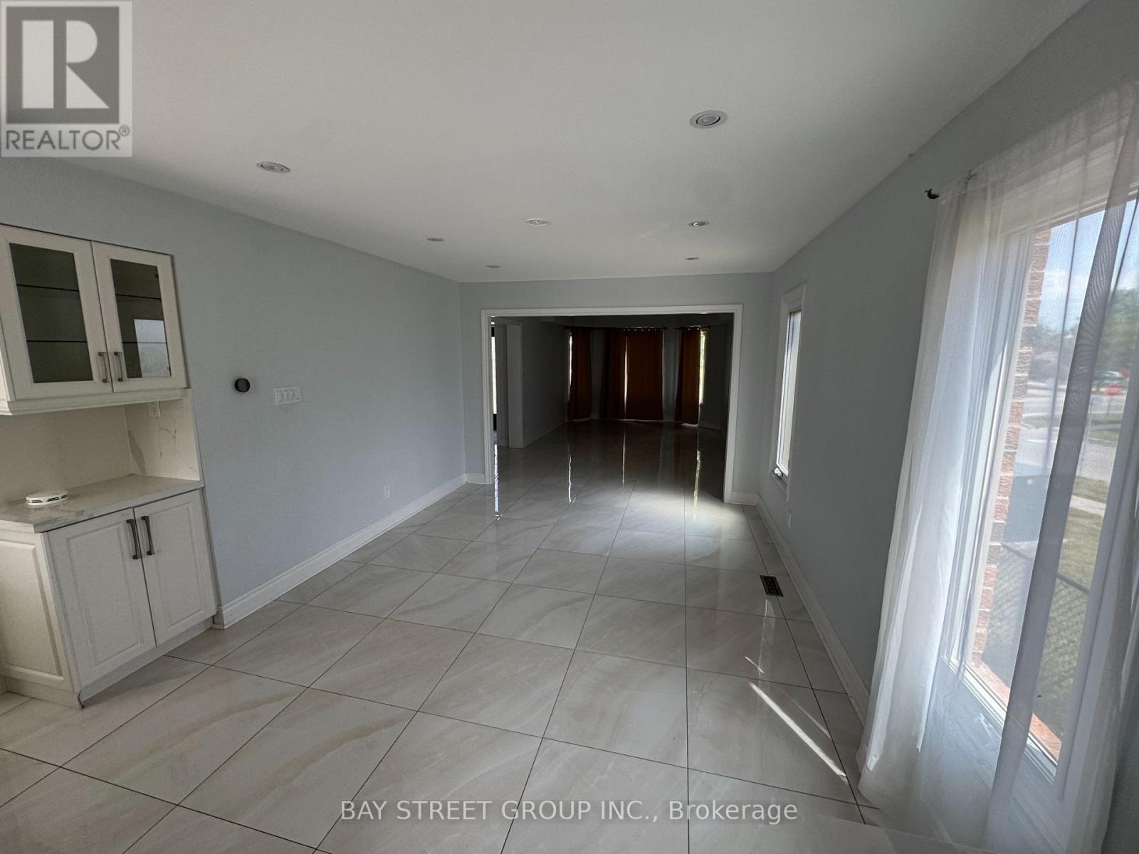 Photo 13 of 138 Valleymede Drive, Richmond Hill ON
