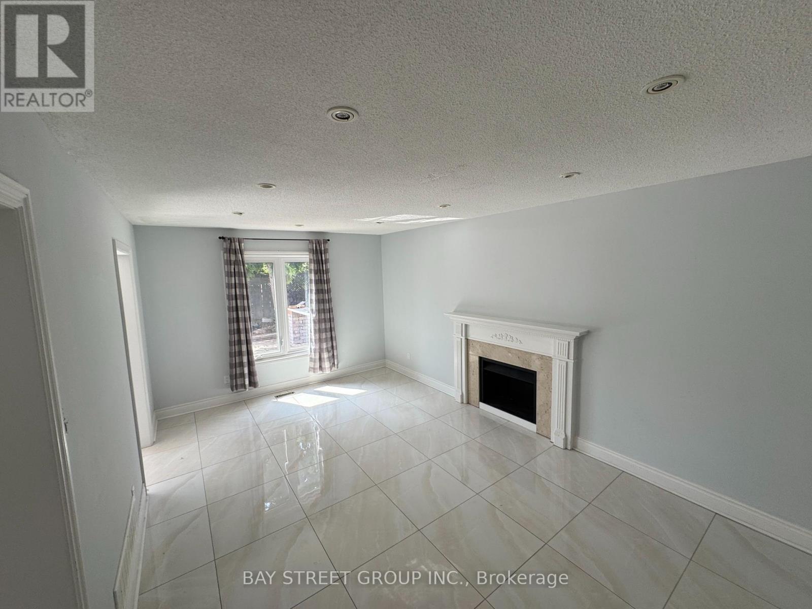 Photo 14 of 138 Valleymede Drive, Richmond Hill ON
