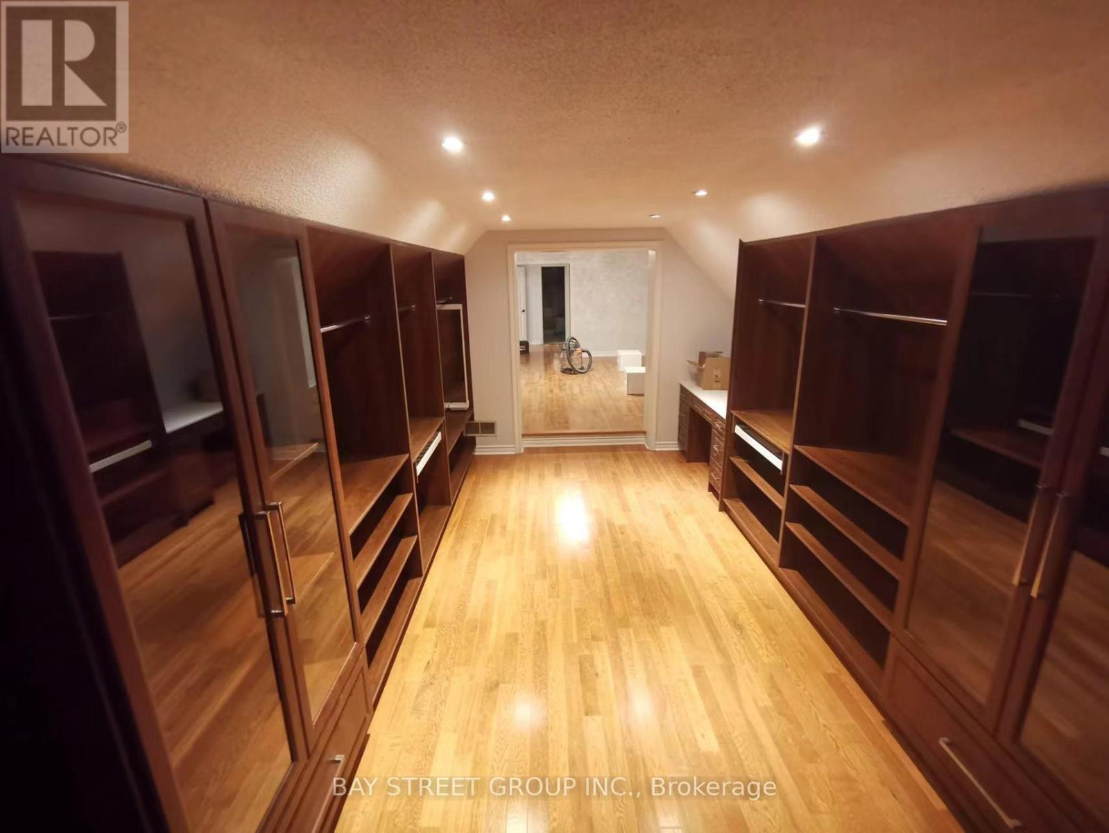 Photo 3 of 138 Valleymede Drive, Richmond Hill ON