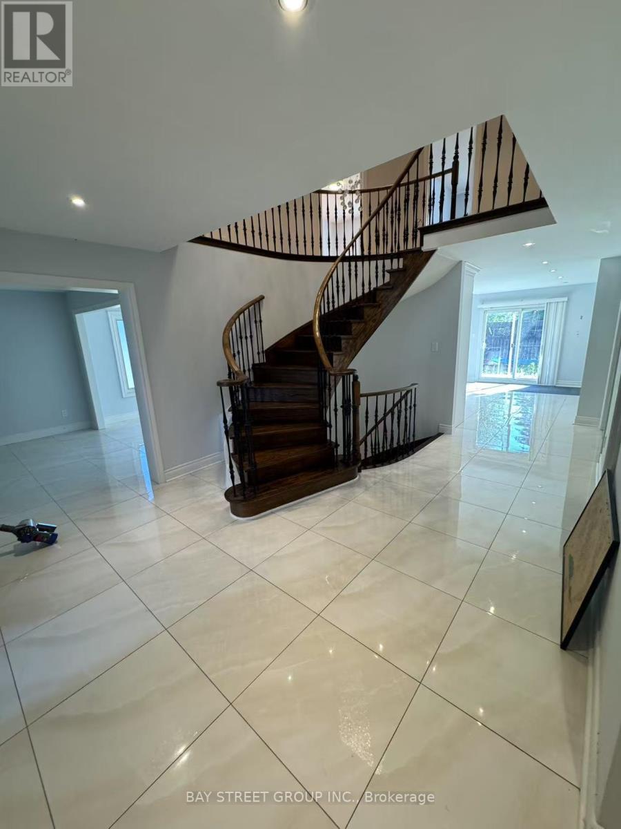 Photo 6 of 138 Valleymede Drive, Richmond Hill ON