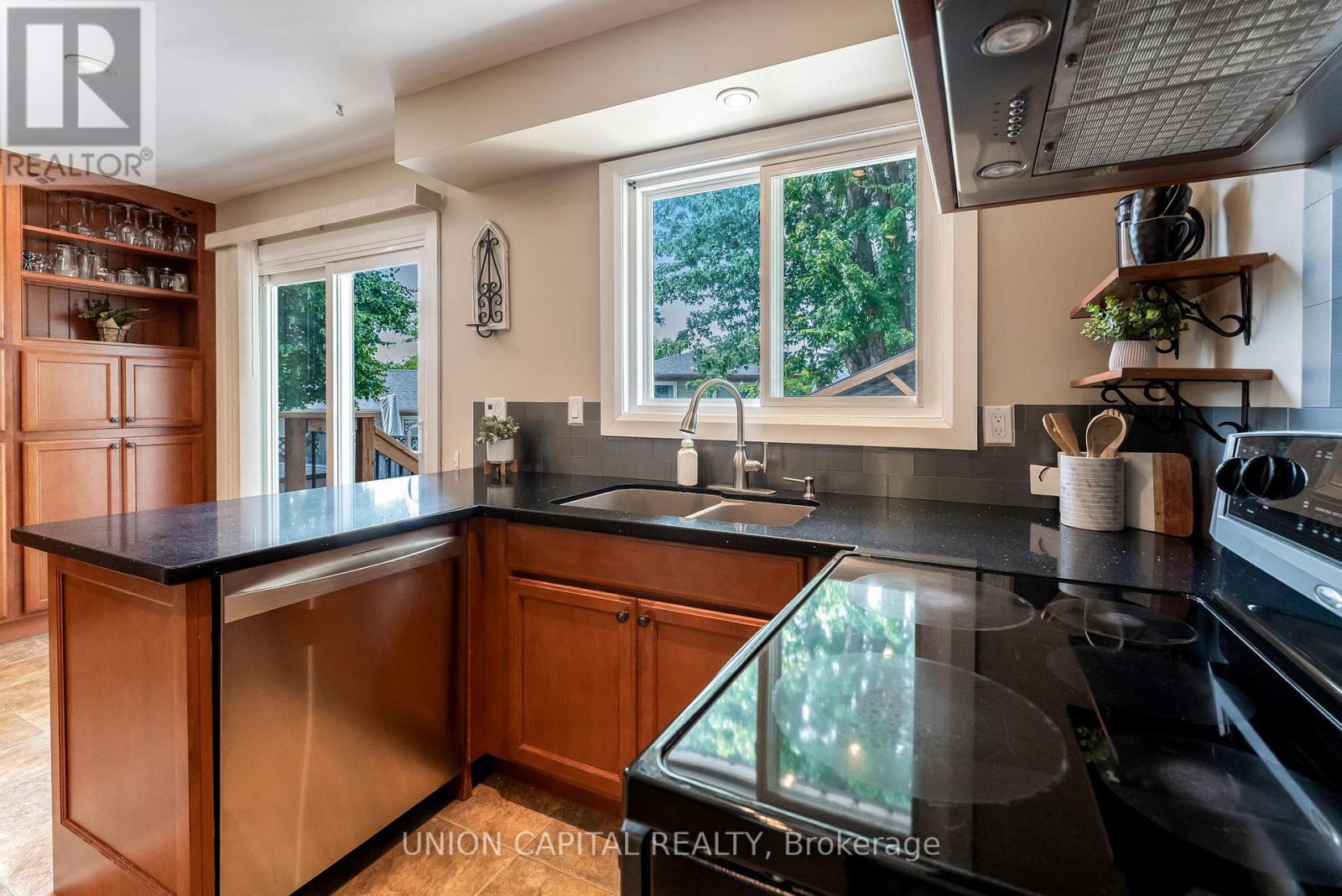 Photo 4 of 93 Booth Drive, Whitchurchstouffville ON