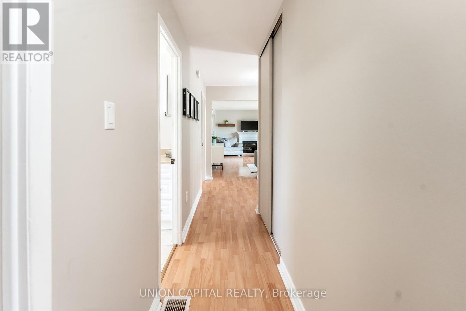 Photo 5 of 93 Booth Drive, Whitchurchstouffville ON