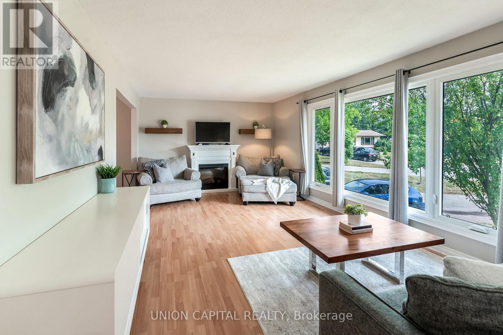 Photo 3 of 93 Booth Drive, Whitchurchstouffville ON