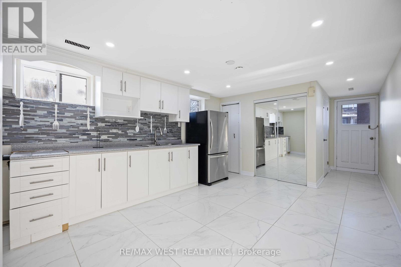 Photo 14 of 307 Royal Salisbury Way, Brampton ON