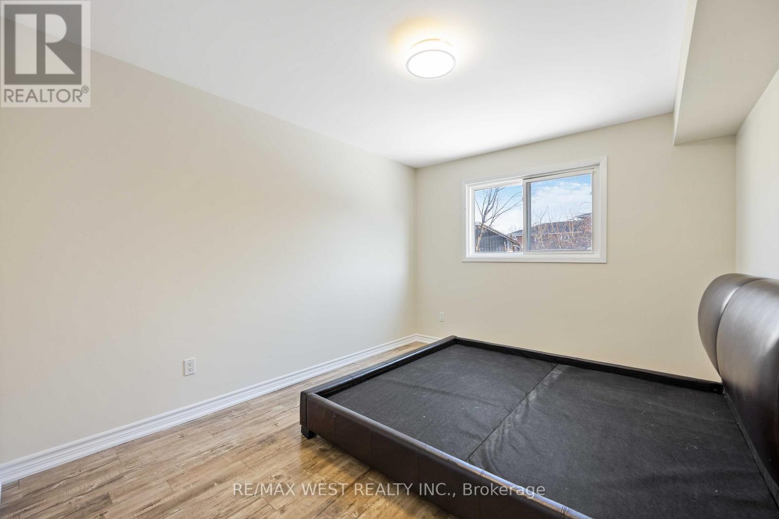 Photo 3 of 307 Royal Salisbury Way, Brampton ON