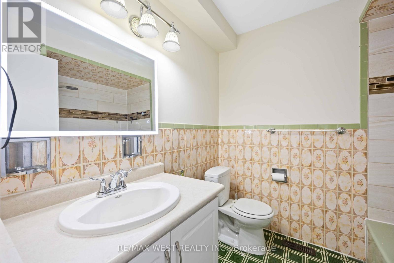 Photo 32 of 307 Royal Salisbury Way, Brampton ON