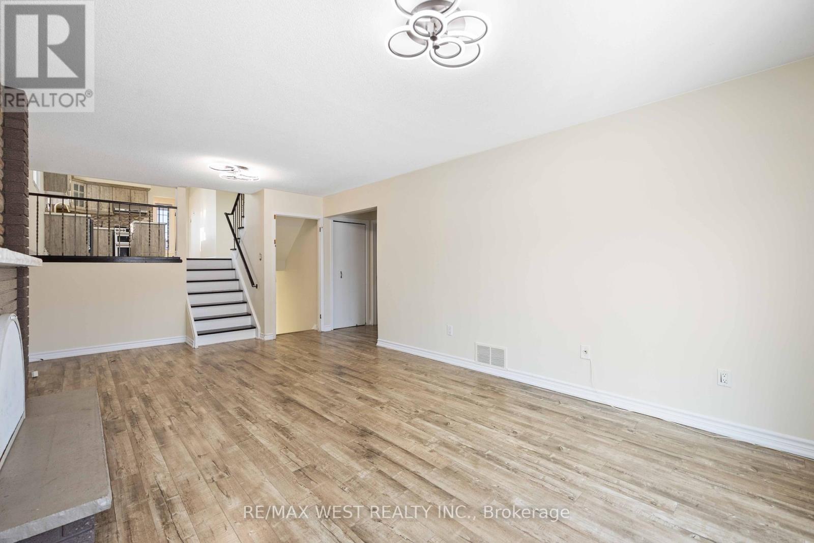 Photo 26 of 307 Royal Salisbury Way, Brampton ON