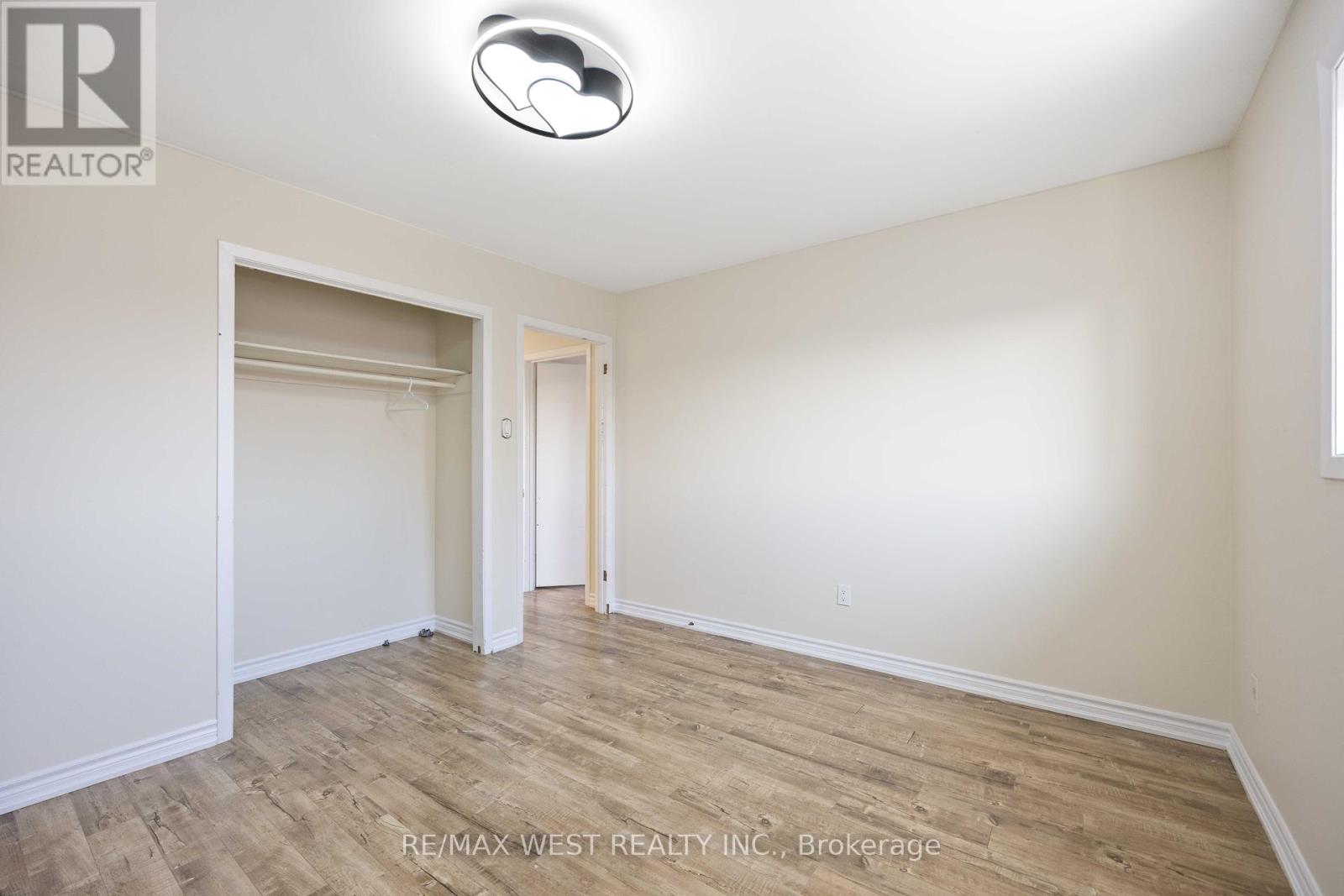 Photo 33 of 307 Royal Salisbury Way, Brampton ON