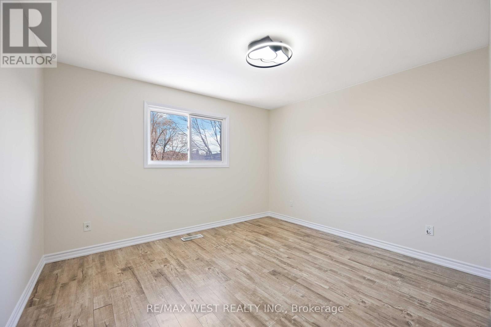 Photo 10 of 307 Royal Salisbury Way, Brampton ON