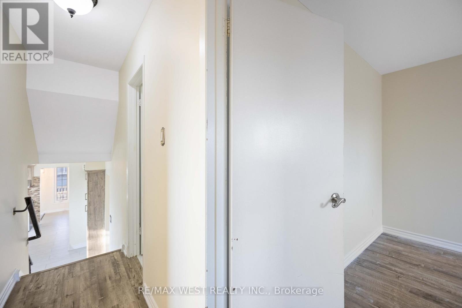 Photo 2 of 307 Royal Salisbury Way, Brampton ON
