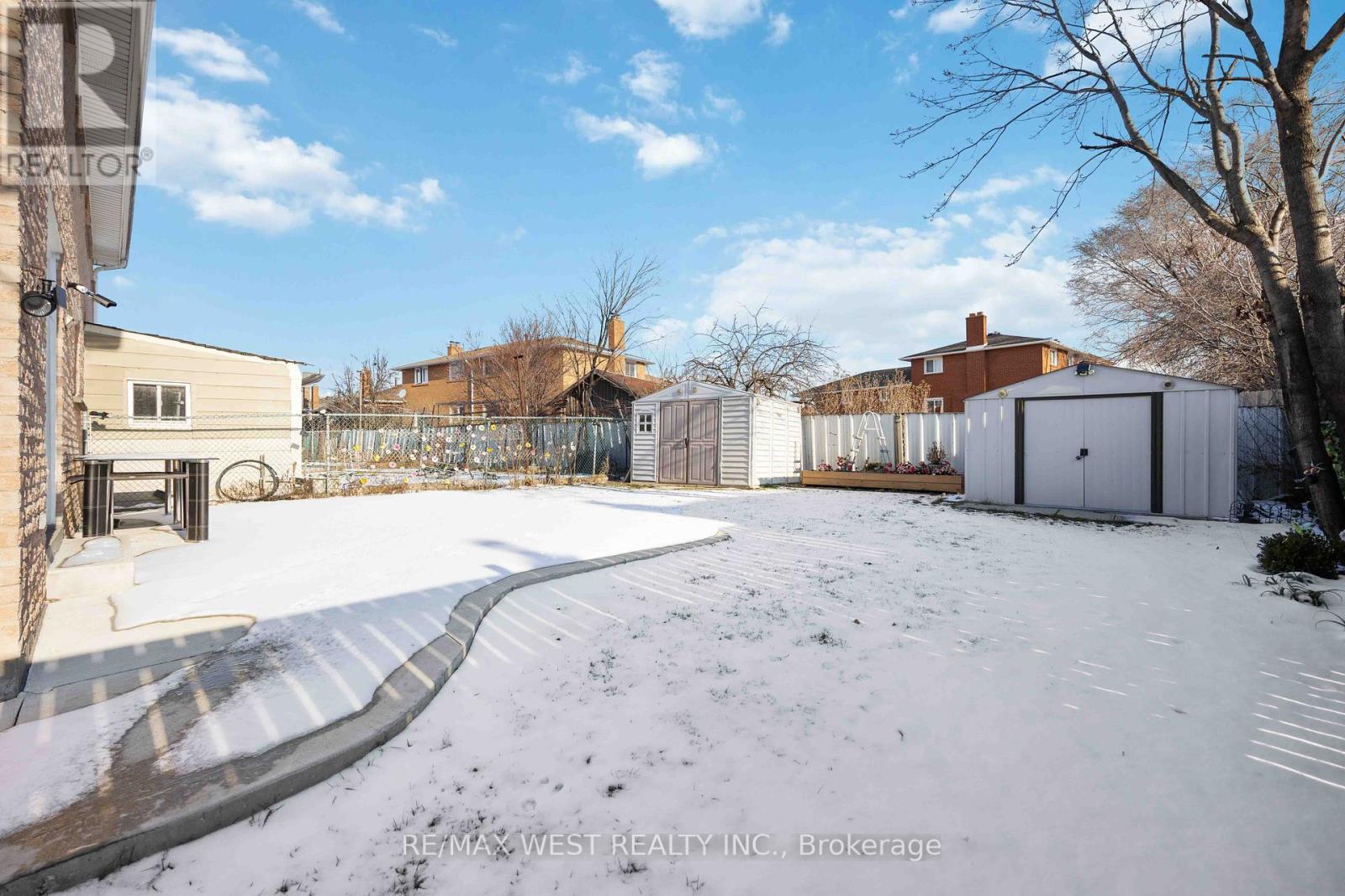 Photo 13 of 307 Royal Salisbury Way, Brampton ON
