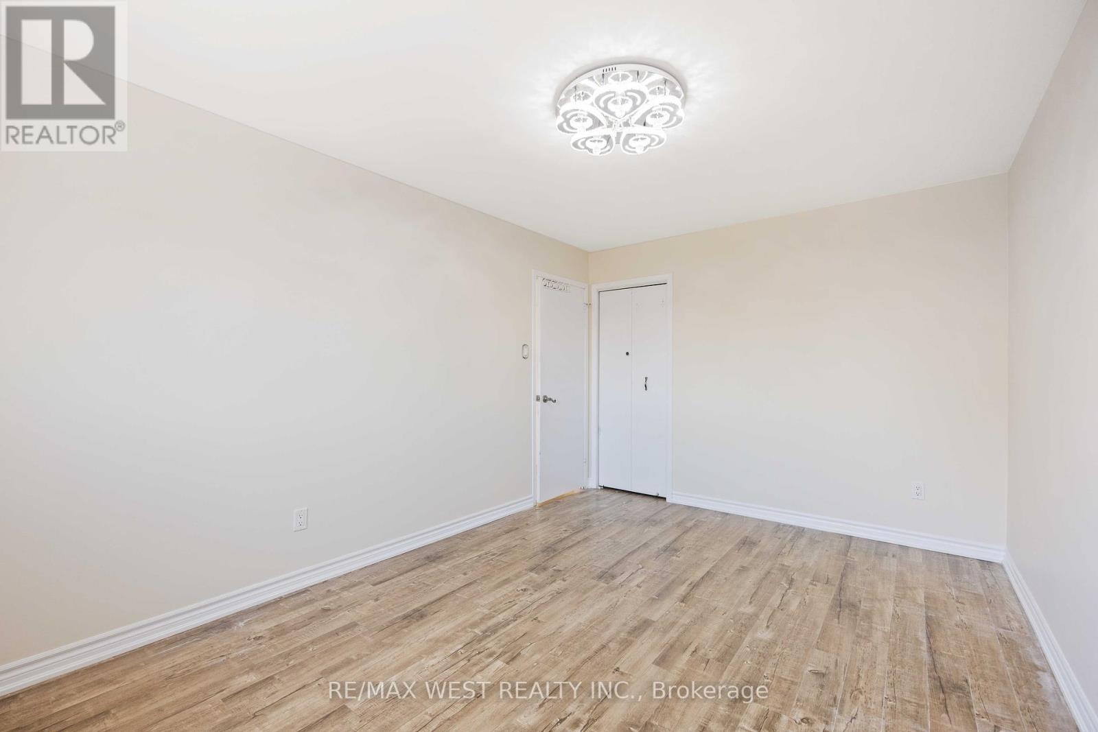 Photo 31 of 307 Royal Salisbury Way, Brampton ON