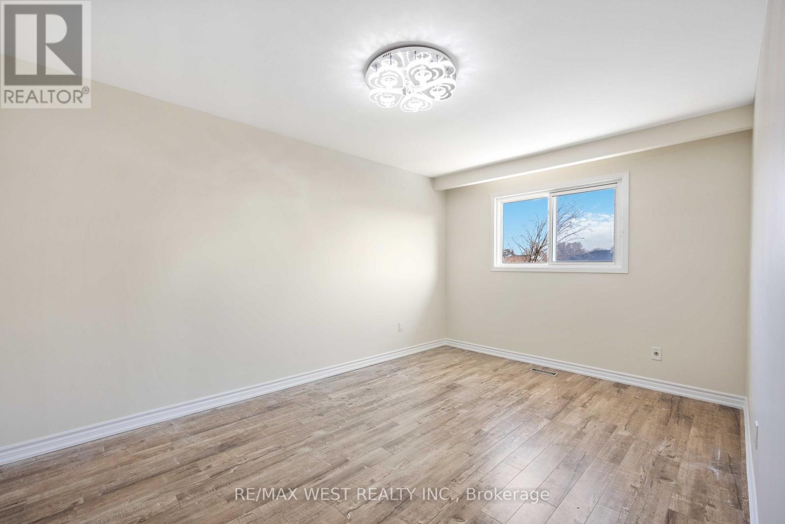 Photo 12 of 307 Royal Salisbury Way, Brampton ON