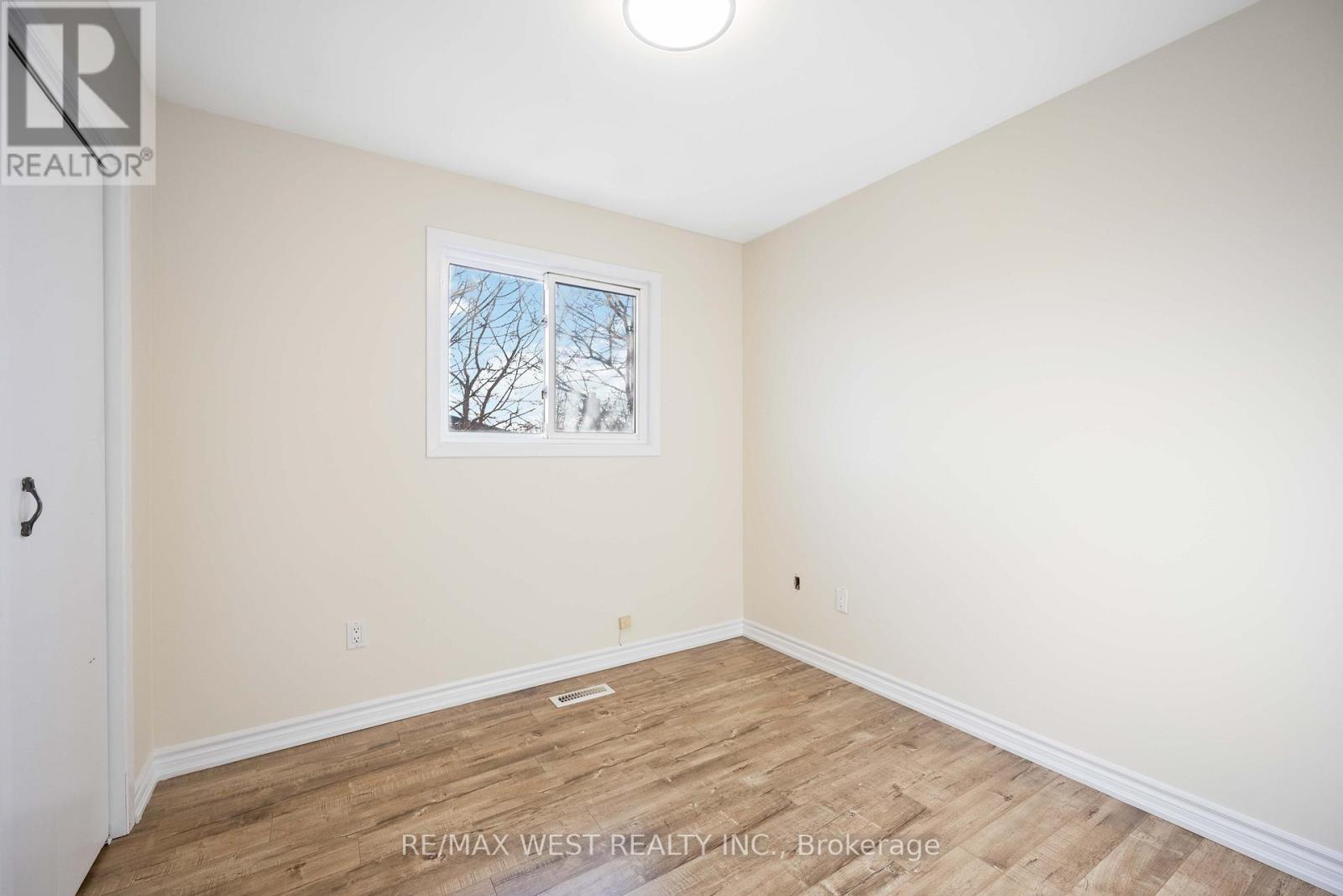 Photo 4 of 307 Royal Salisbury Way, Brampton ON