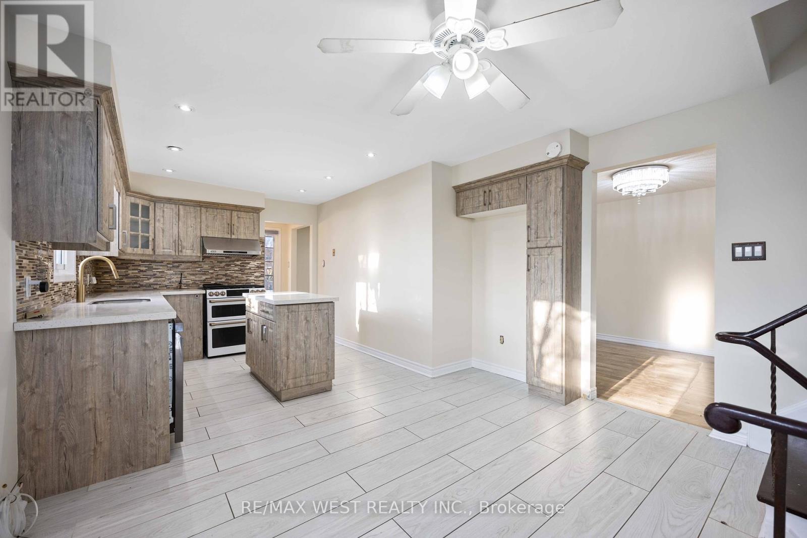 Photo 11 of 307 Royal Salisbury Way, Brampton ON