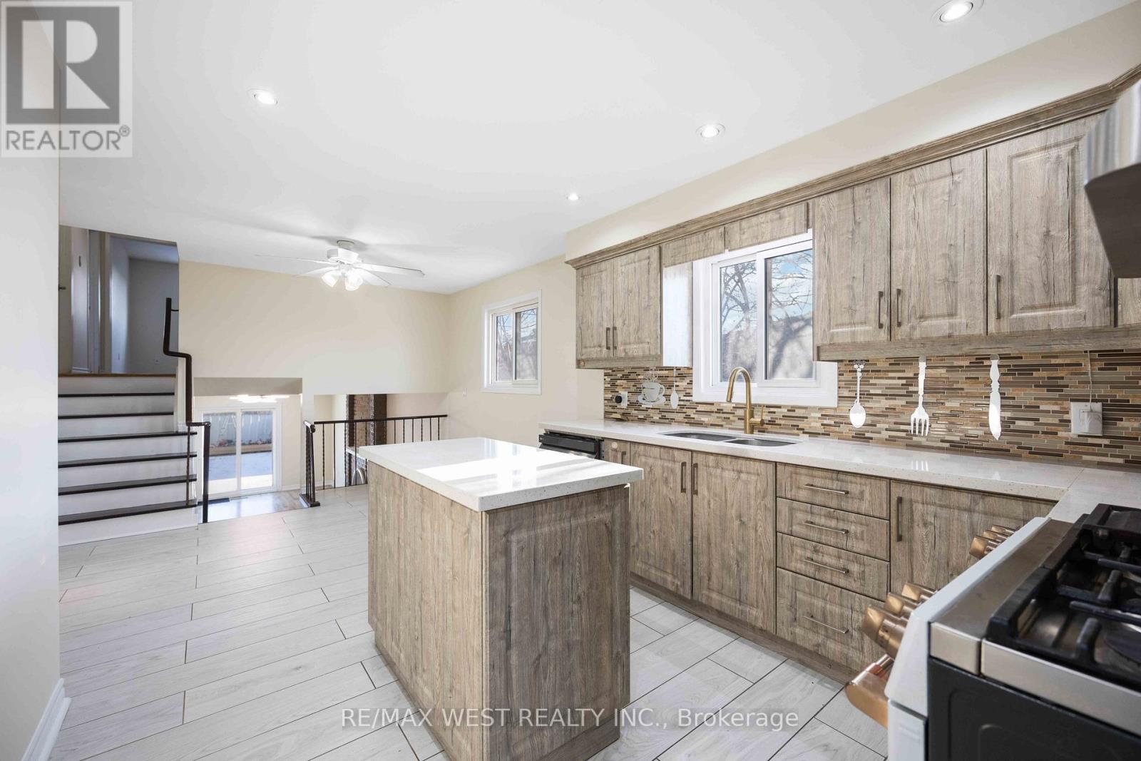 Photo 6 of 307 Royal Salisbury Way, Brampton ON