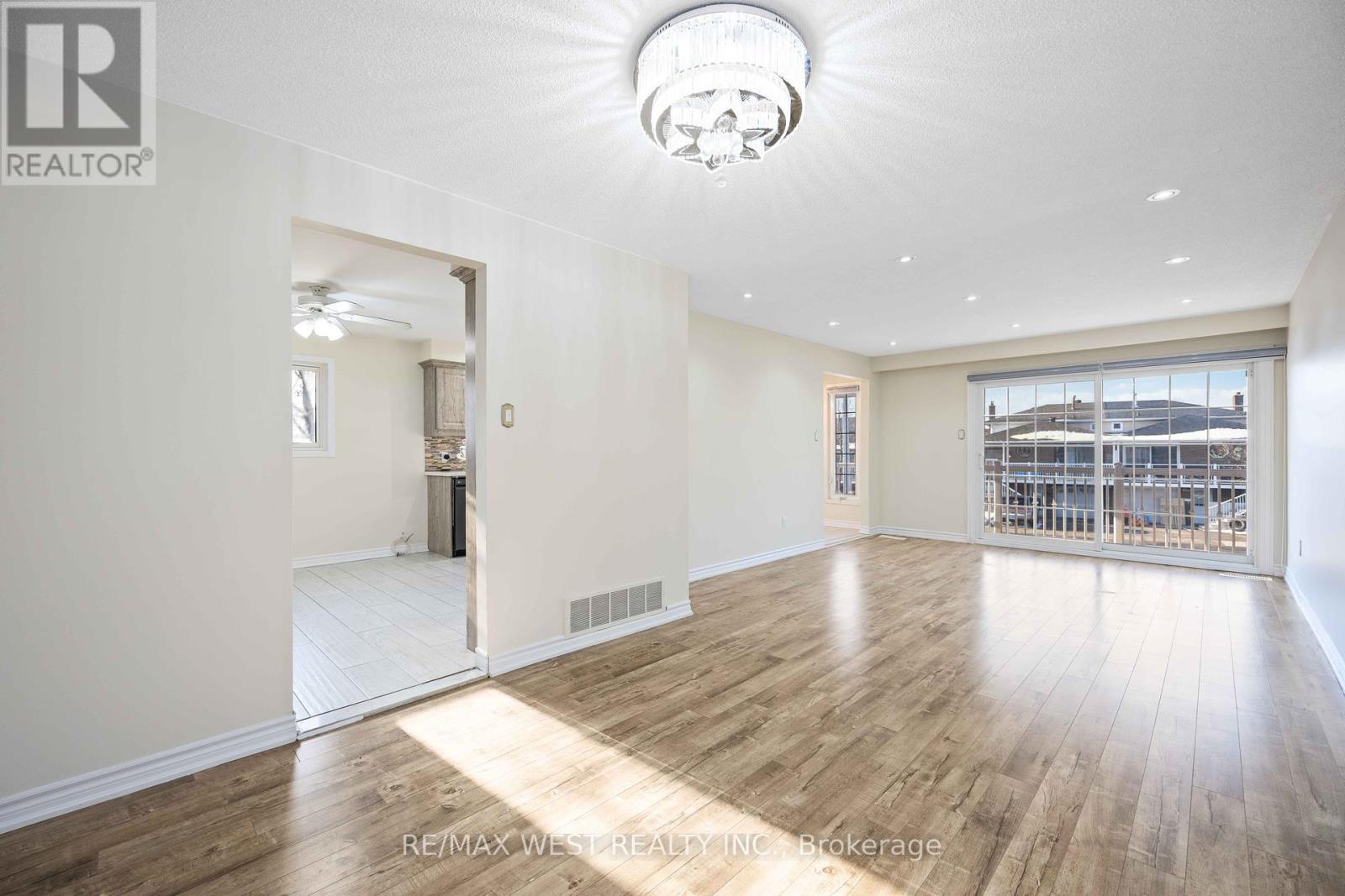 Photo 18 of 307 Royal Salisbury Way, Brampton ON