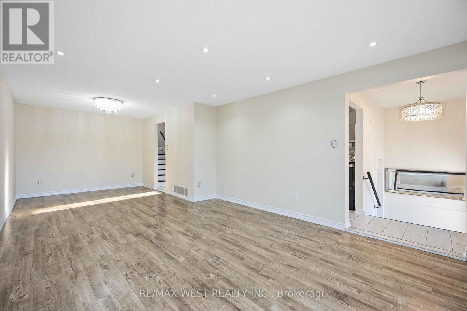 Photo 7 of 307 Royal Salisbury Way, Brampton ON