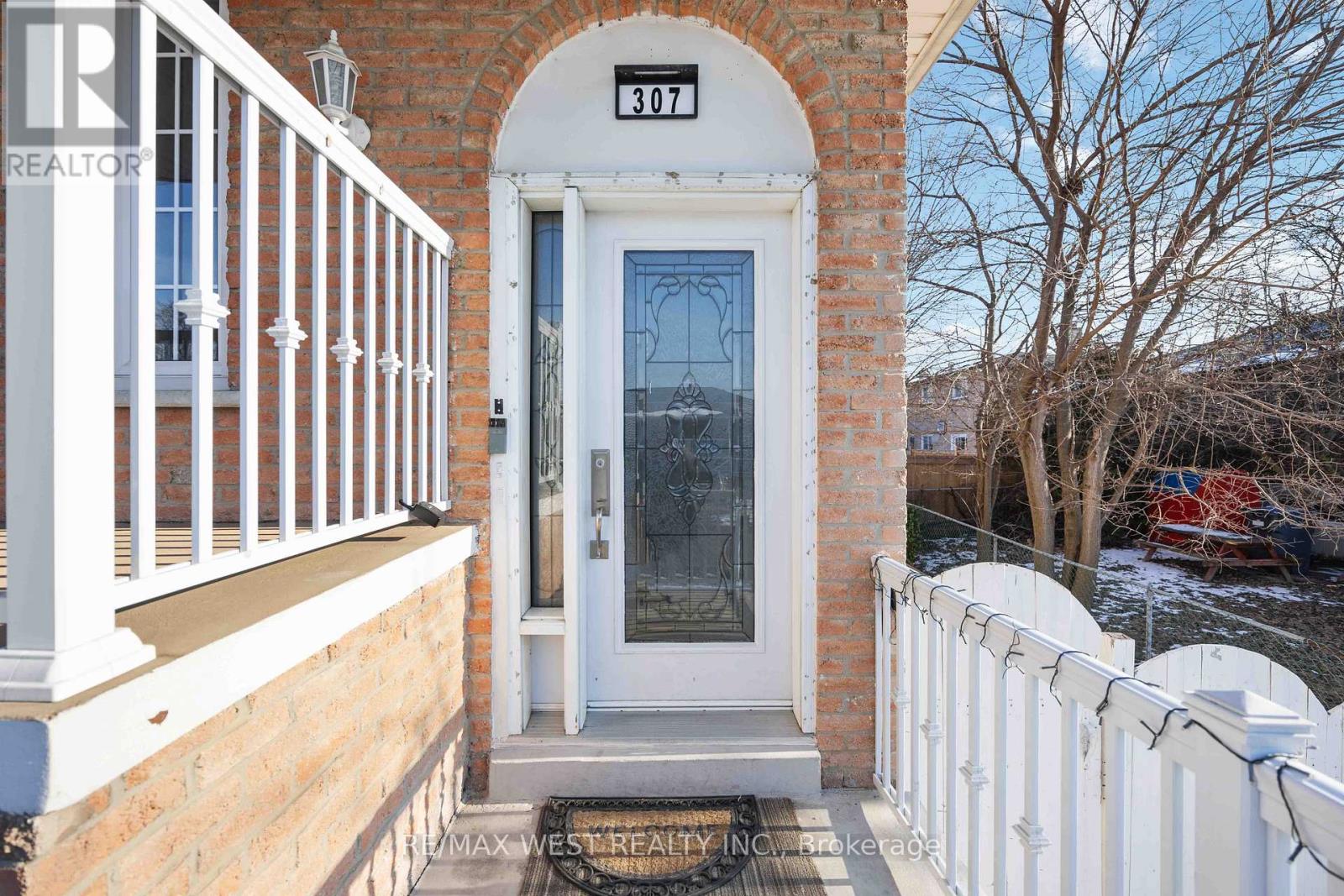 Photo 8 of 307 Royal Salisbury Way, Brampton ON