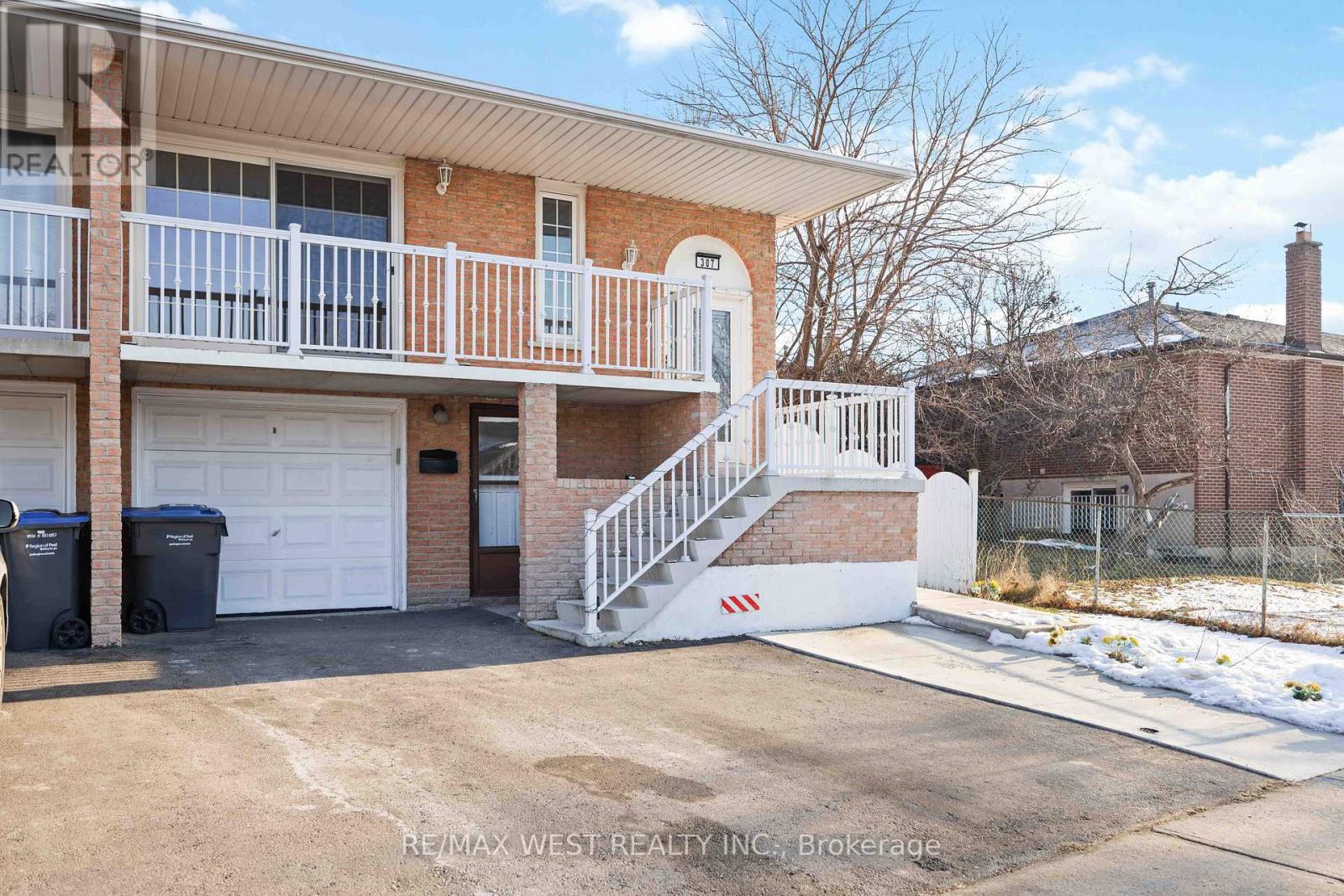 Photo 5 of 307 Royal Salisbury Way, Brampton ON