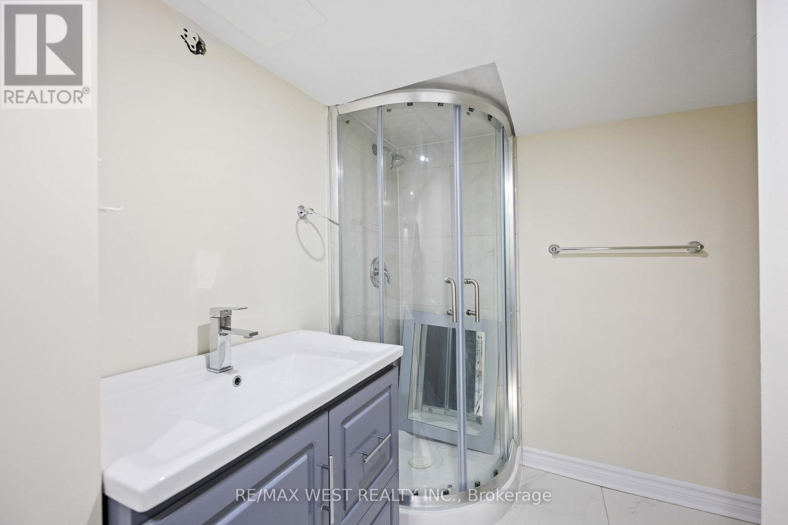 Photo 22 of 307 Royal Salisbury Way, Brampton ON