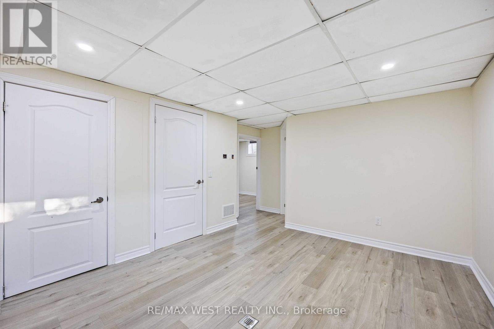Photo 9 of 307 Royal Salisbury Way, Brampton ON