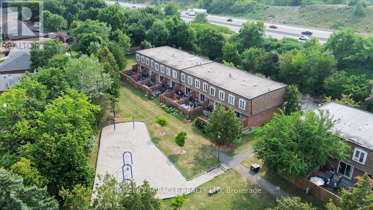 Photo 4 of 1548 Westminster Place, Burlington ON
